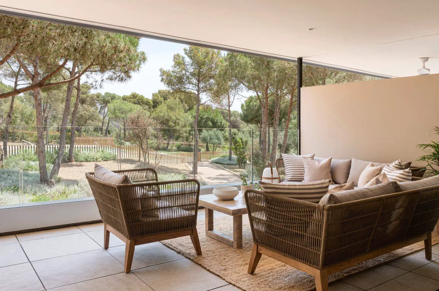 地中海风情新居,西班牙 Costa Brava 的绿意空间-1