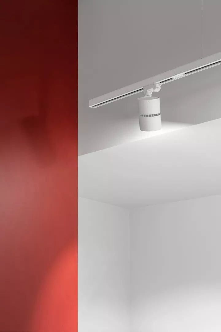 乌克兰 AmoMedia 办公室 | 工业风与活力的红绿碰撞-20