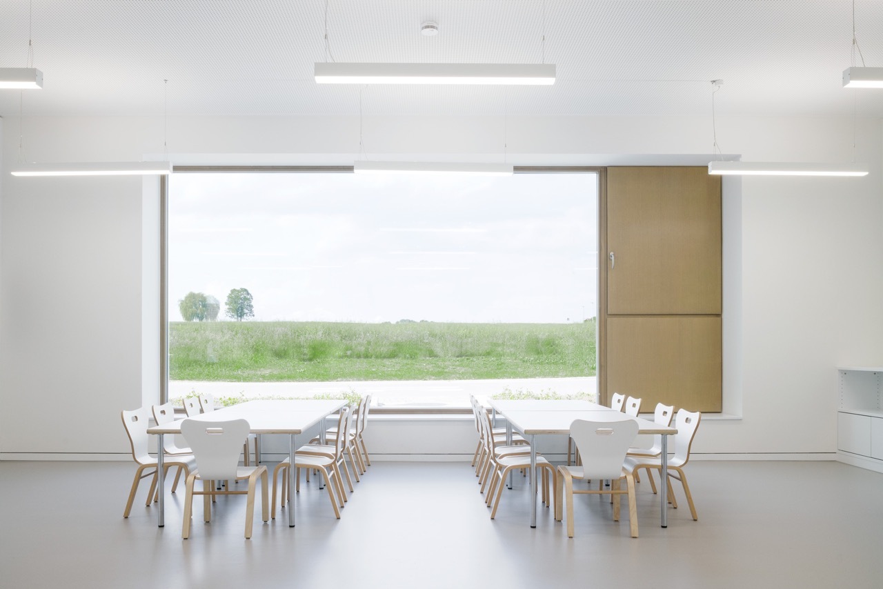 德国 Aichtal 幼儿园 | 白色极简与美国南部的“门廊”融合-17