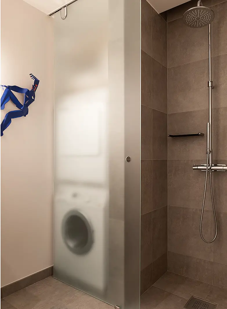 瑞典 53m2 公寓的温暖玻璃墙卧室设计-11