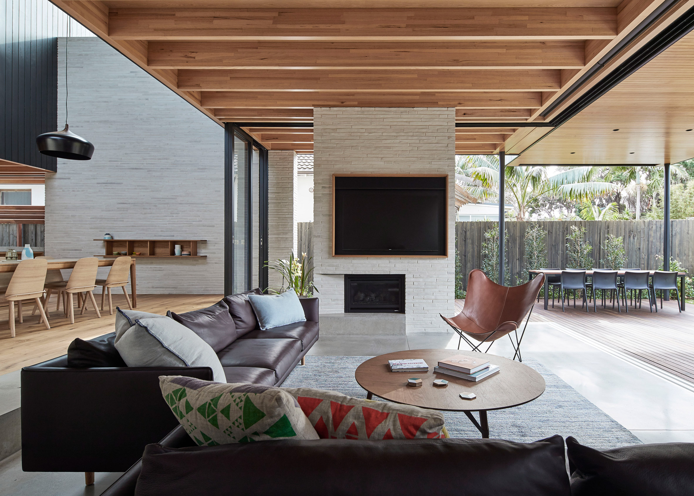 Andrew Burges' Sydney house pairs pale brickwork with blackened wood-14
