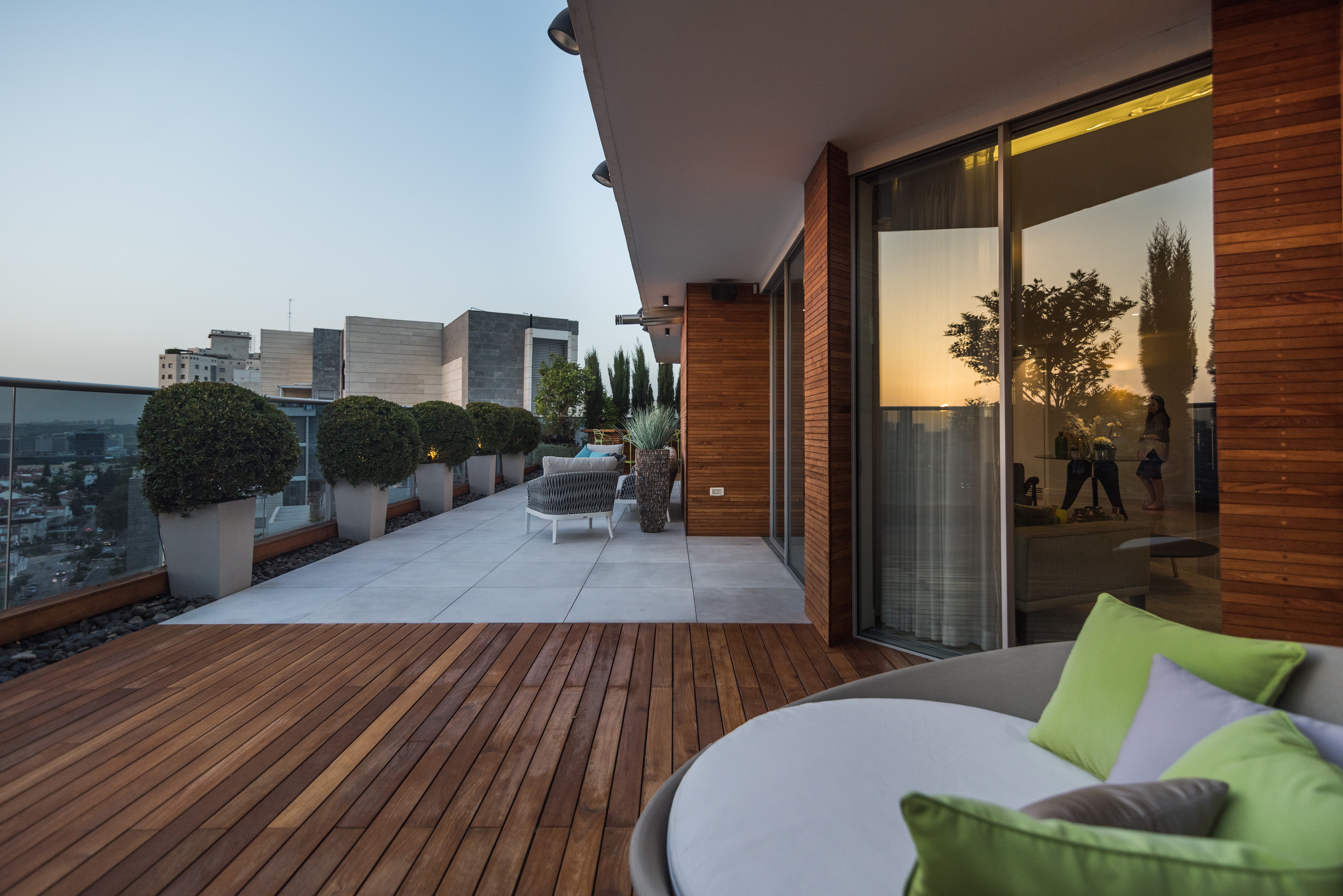 特拉维夫五角大楼顶层公寓 - 色彩斑斓的现代家庭空间-24