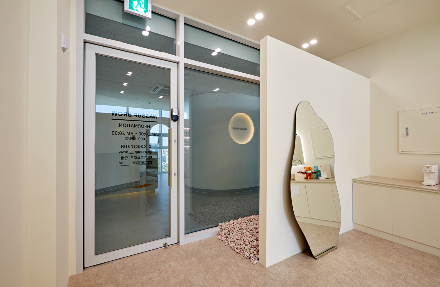 白色与混凝土的完美融合 | 9 坪小空间的精致室内设计-9