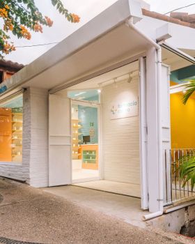 Del Río Pharmacy 药店丨墨西哥巴亚尔塔港丨güey studio