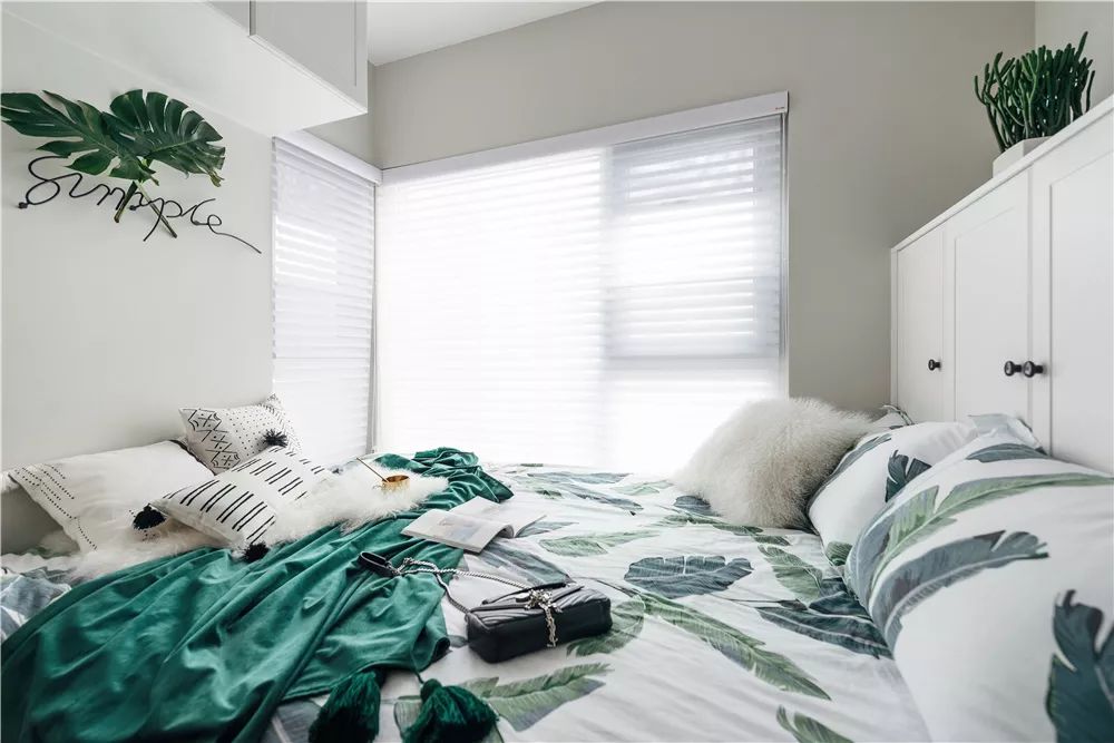 90 后女生 70㎡北欧轻奢小窝,墨绿++ 黄铜演绎精致生活-55