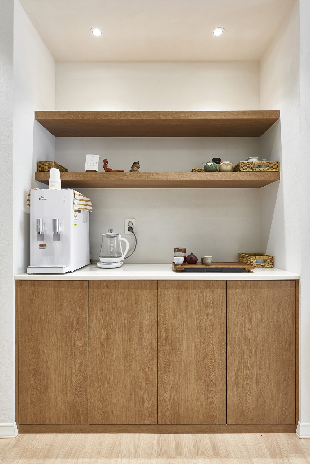 白色与木质，打造宁静的 34 平米瑜伽空间-17