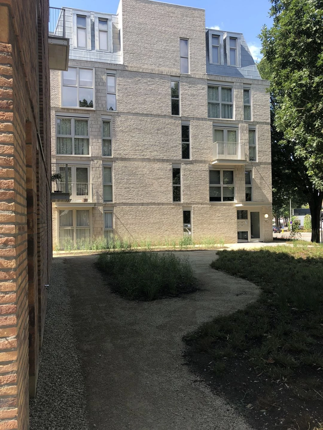 荷兰绿意盎然的三层别墅设计-21