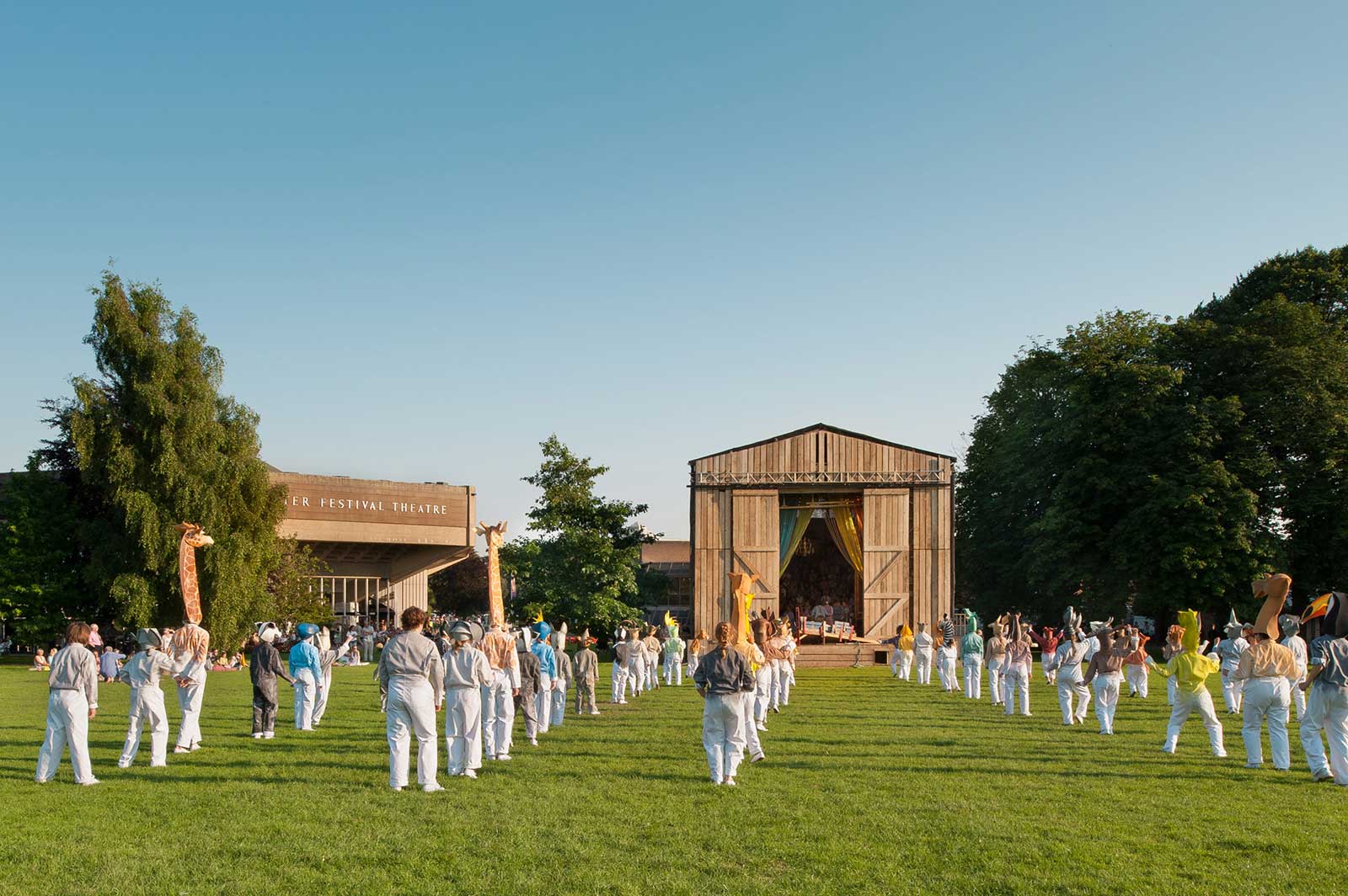 飞动剧场 组装

注：由于on the Fly 这种表达不太常规固定，飞动 是依据整体语境一种较合理的推测翻译，如果原文有其特定含义，此翻译可能需调整Assemble 结合剧院场景，一般是组装 这类动态相关的意思符合情况，若有更多背景信息，或许能更精准呈现 丨英国奇切斯特-5