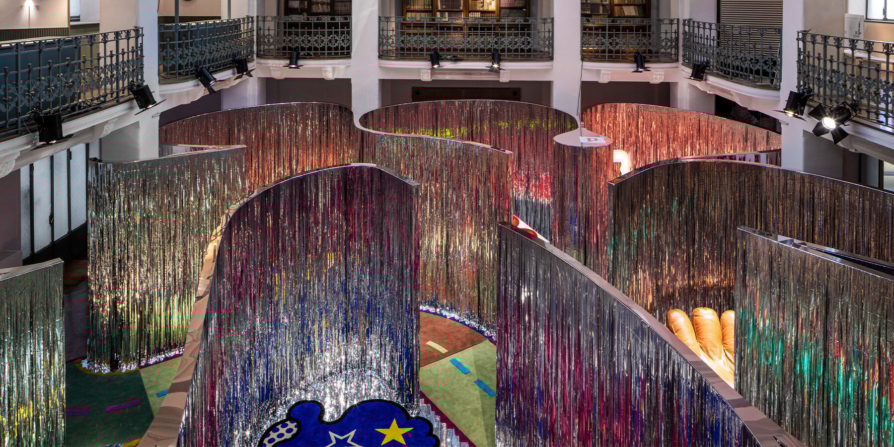 《Ultrafavola | Poltronova Beyond the Mirror》展览打造超现实设计迷宫-0