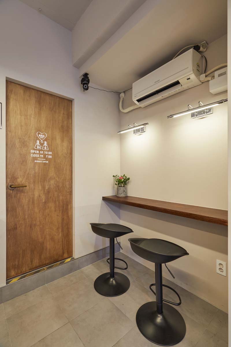 首尔 8 坪咖啡馆，极简工业风营造温馨空间-9