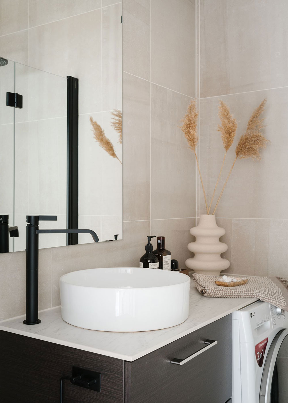 北欧风格瑞典公寓,温馨明亮的湾窗设计-28