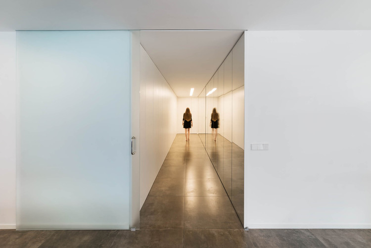 巴伦西亚丘陵景观中的白色棱镜住宅-8