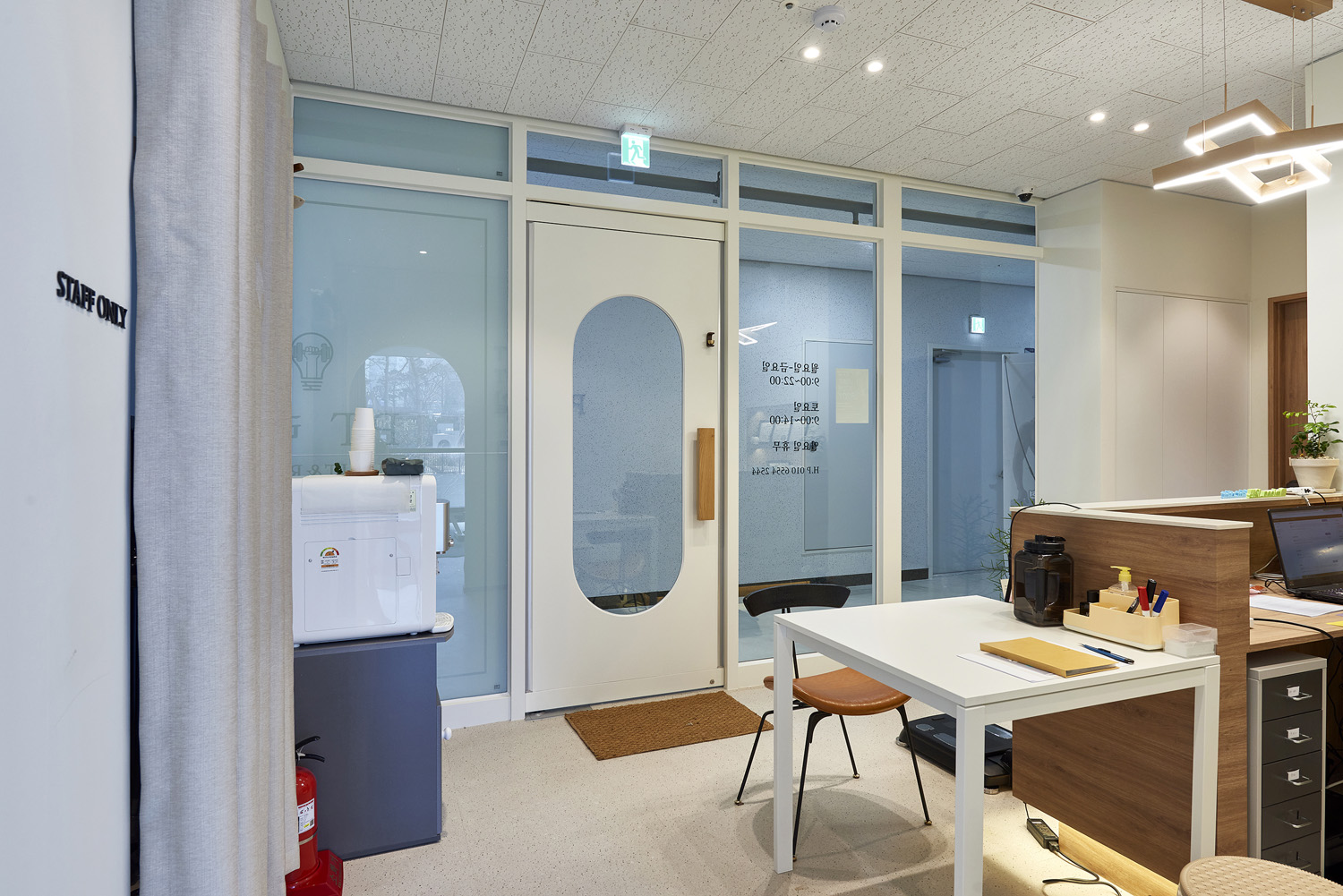 31 坪白色与木质的极简主义宠物店设计-13