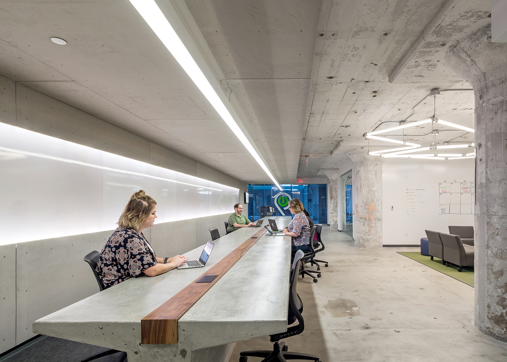 Tech901 办公空间 | 混凝土长桌与实木元素打造的协作中心-23