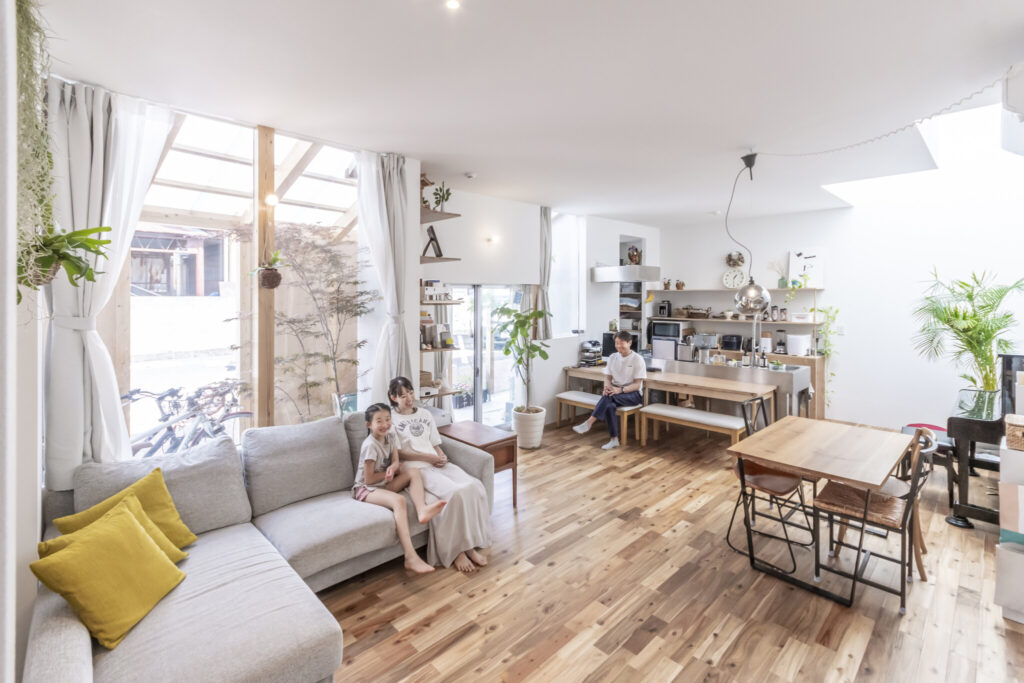 気軽に外と行き来できる鍵形の家　外へと開いた明るい空間で暮らす | Architecture | 100%LiFE-4