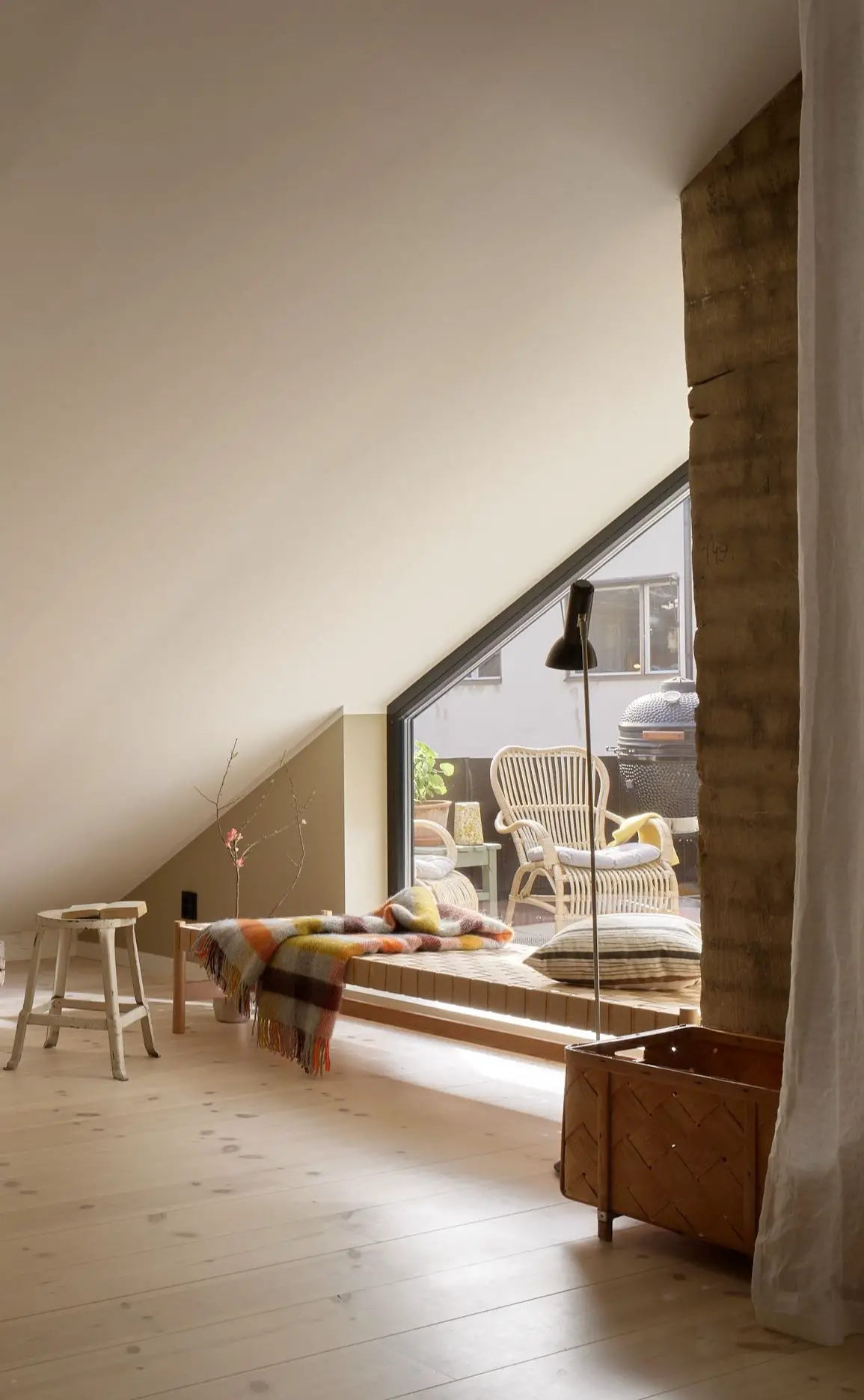 瑞典历史建筑中独特的阁楼公寓-2