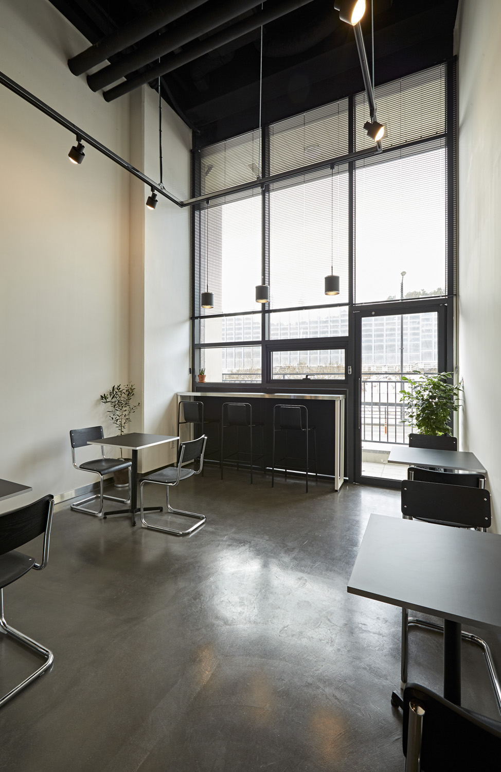 极简风 11 坪咖啡店，打造舒适空间-12