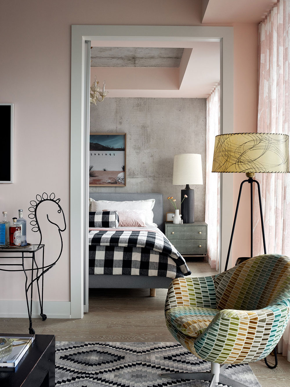 加拿大音乐家 Jann Arden 的粉色工业风公寓-9