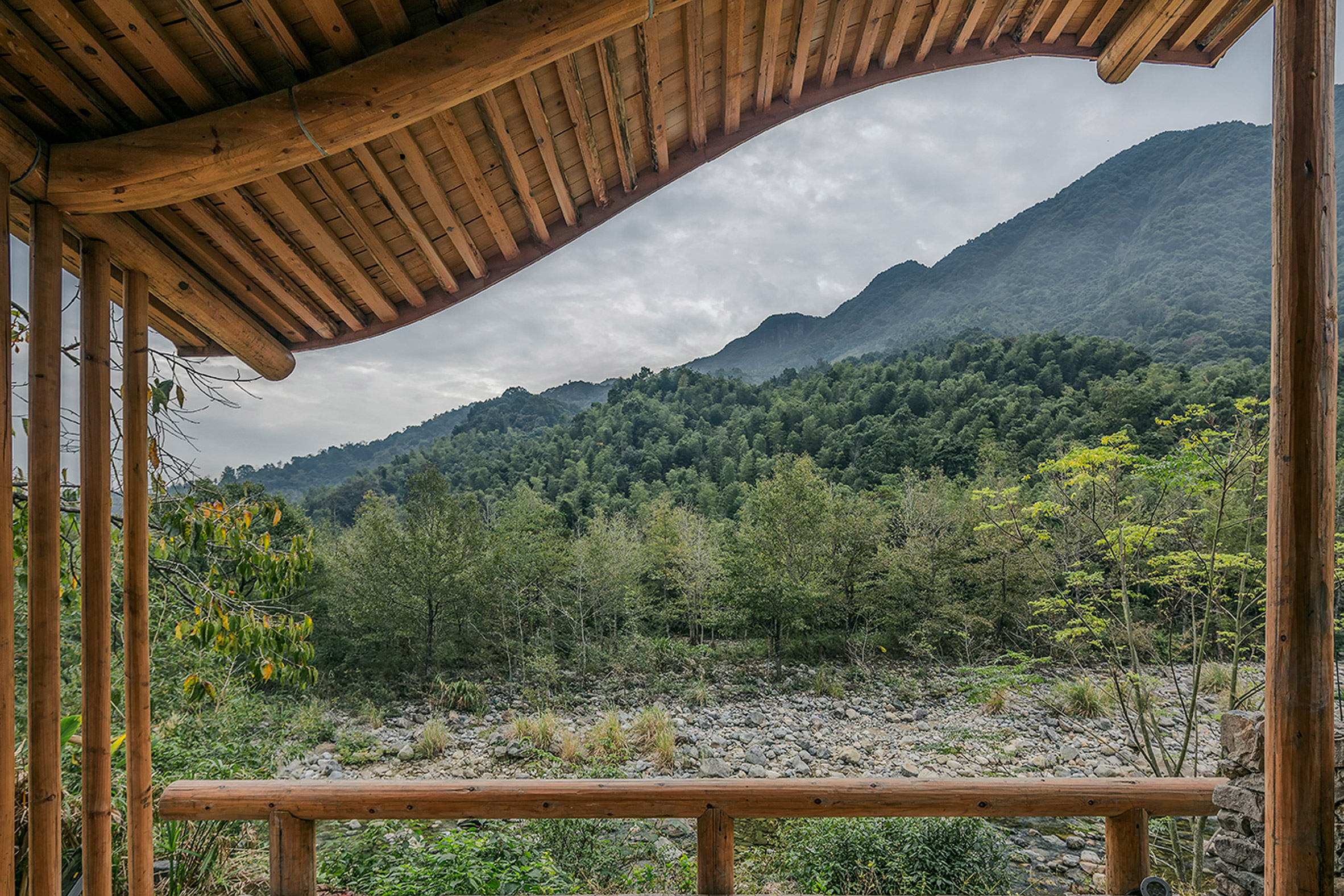 Wavy roof of Chinese guesthouse follows outline of surrounding mountains-18
