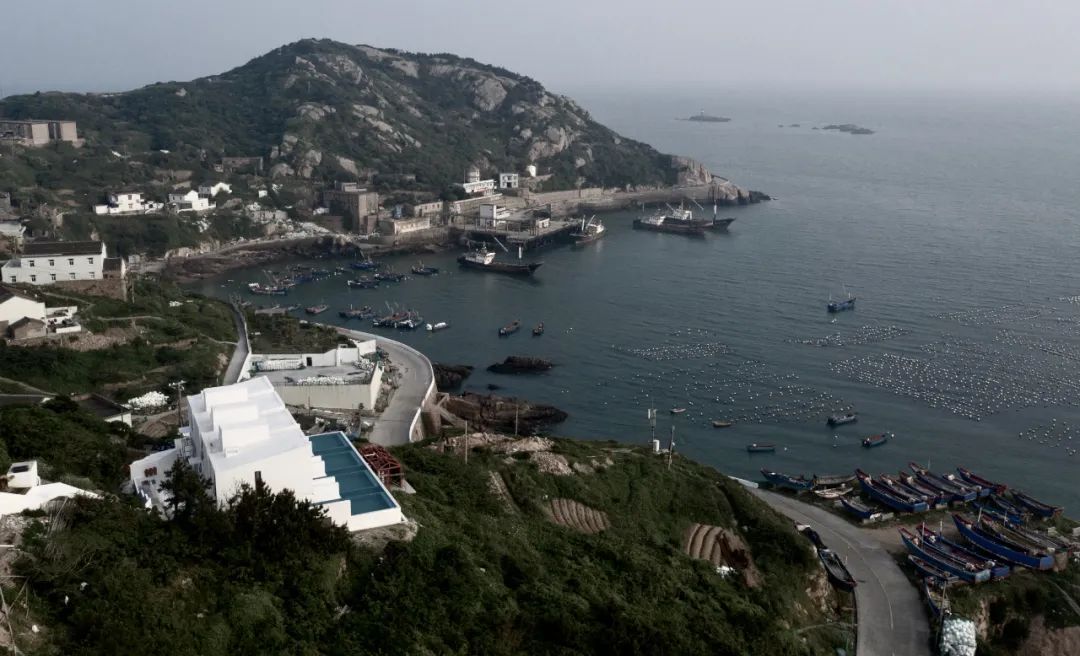 偏远海岛上的简约白色民宿-33