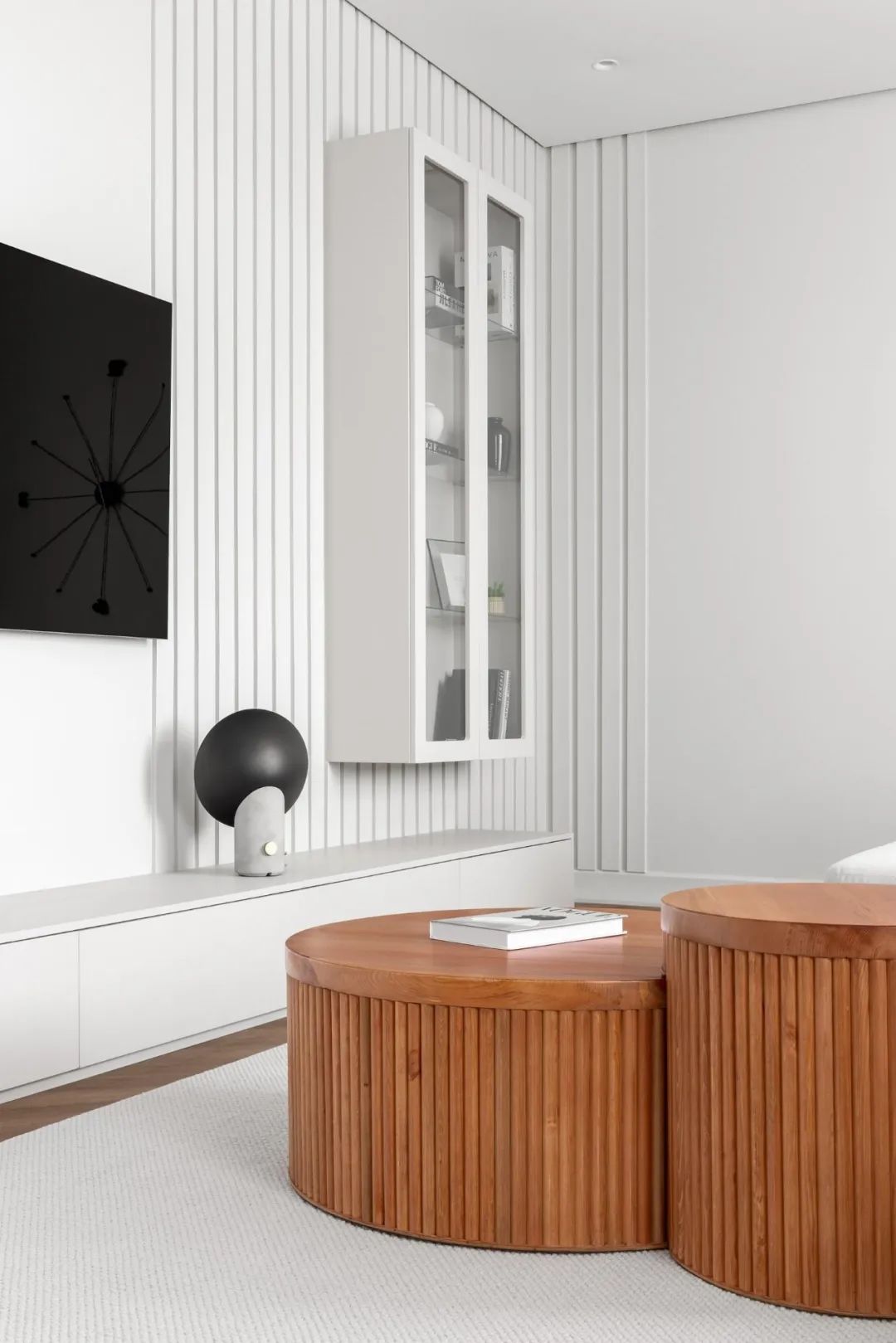 现代公寓中性自然色调设计丨Alexandra Gegi-14