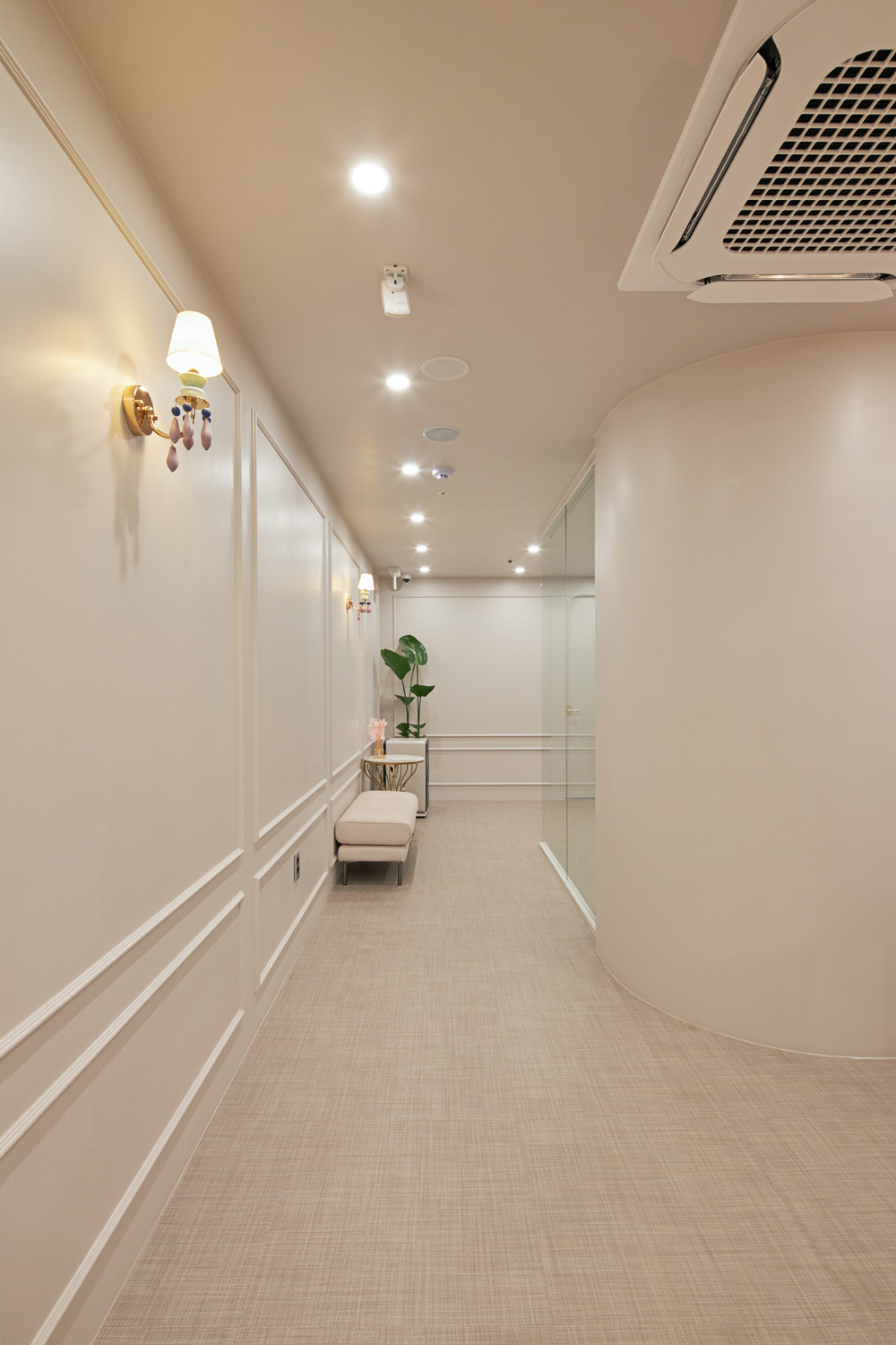 19 平现代简约风格白色 tone 皮革店室内设计案例-11