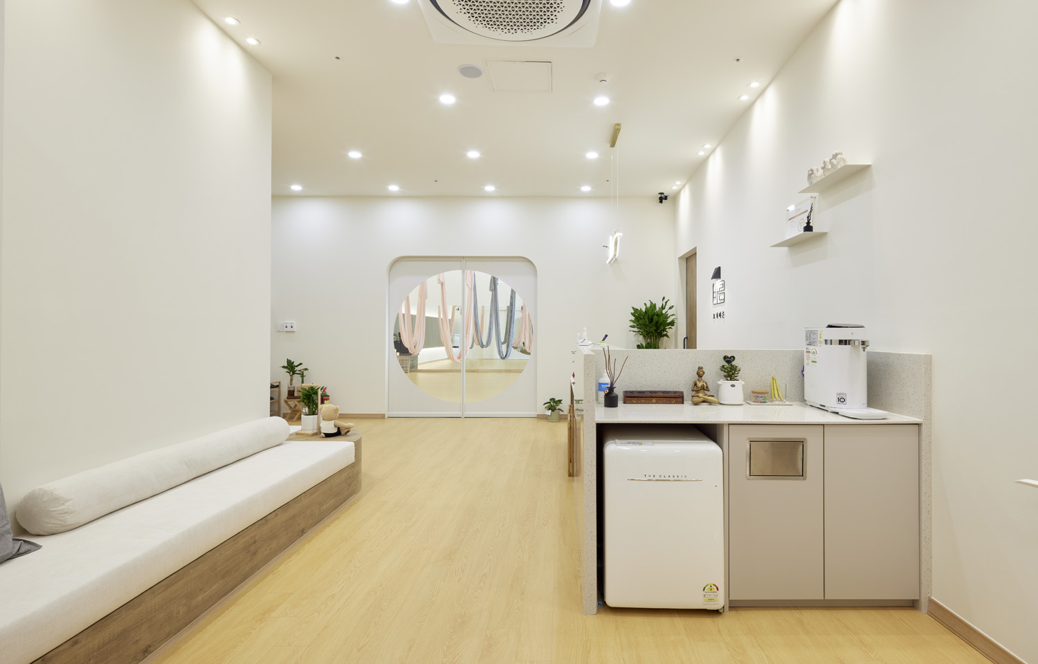 舒适 67 平瑜伽学院，白色与木纹的宁静空间-6