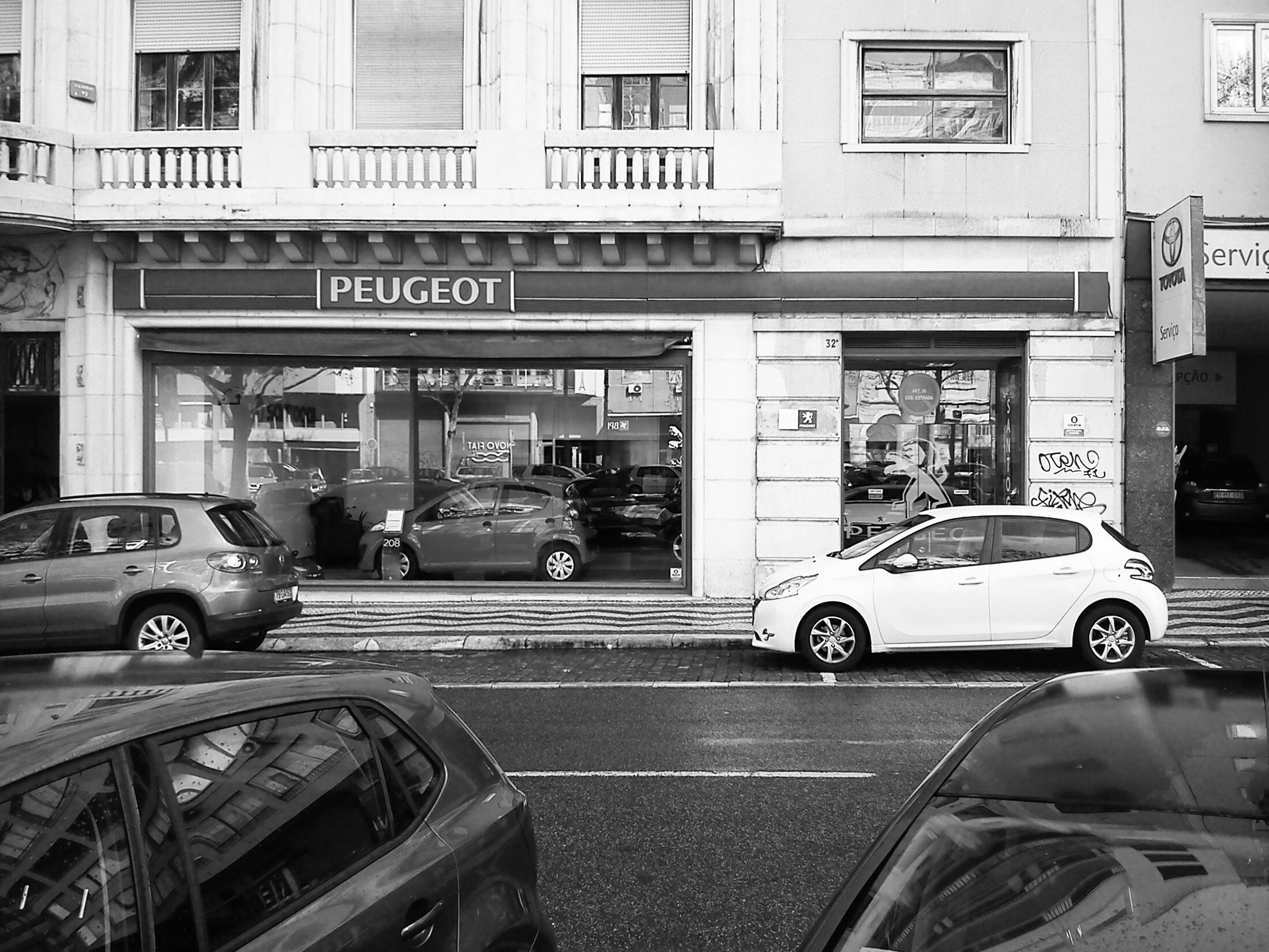 BMW i City Sales Outlet · 神秘动感白膜展示空间-33