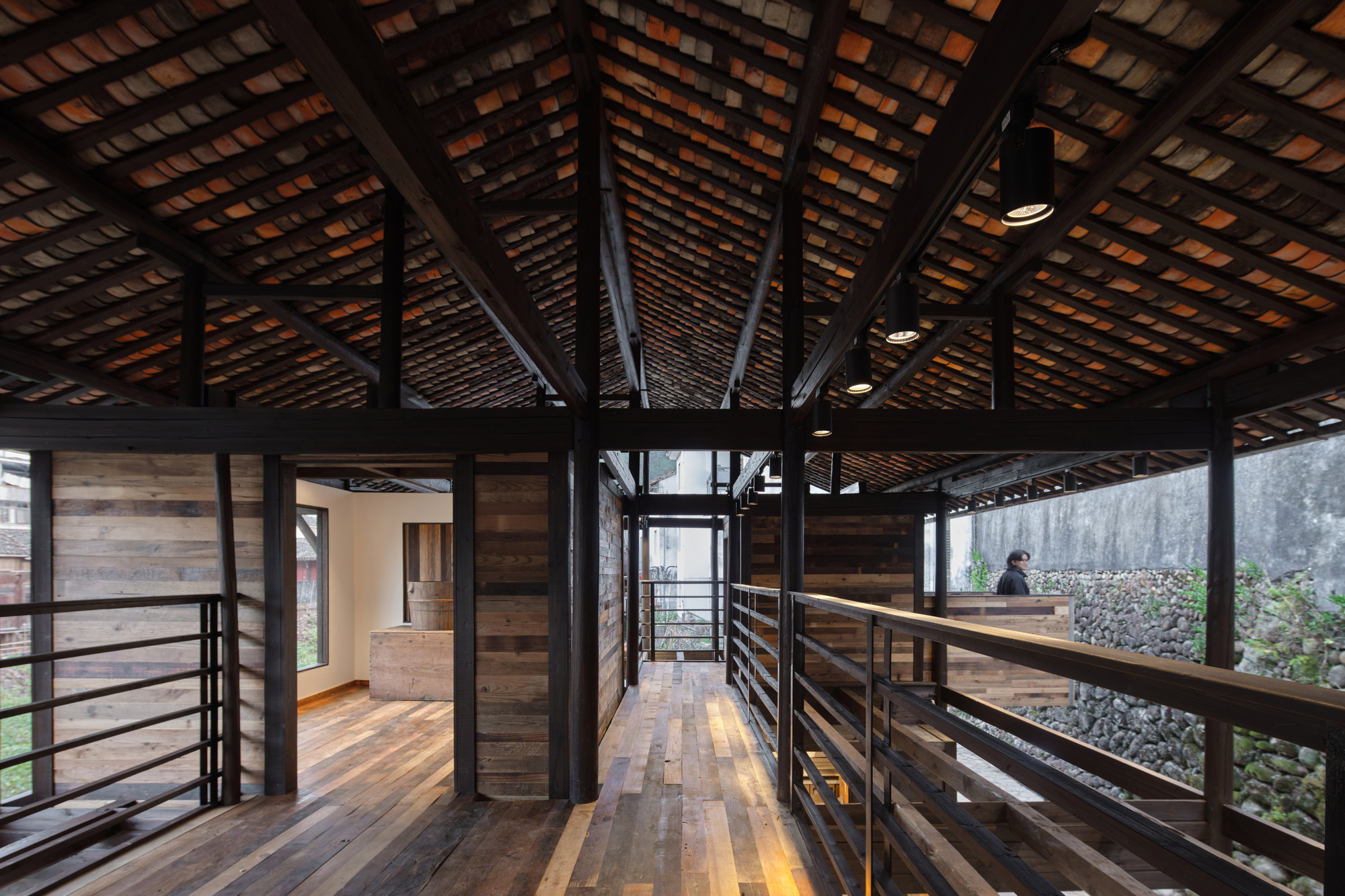 Renovation of the Old Riverside House / Ref Architects + 0.5m Studio-24