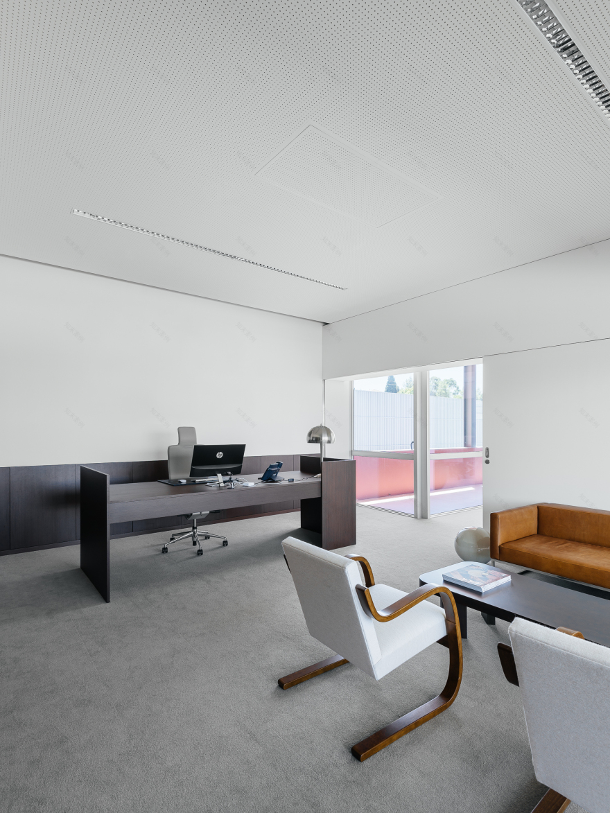 葡萄牙 Plural 药店总部物流中心,古今交融的办公建筑-39