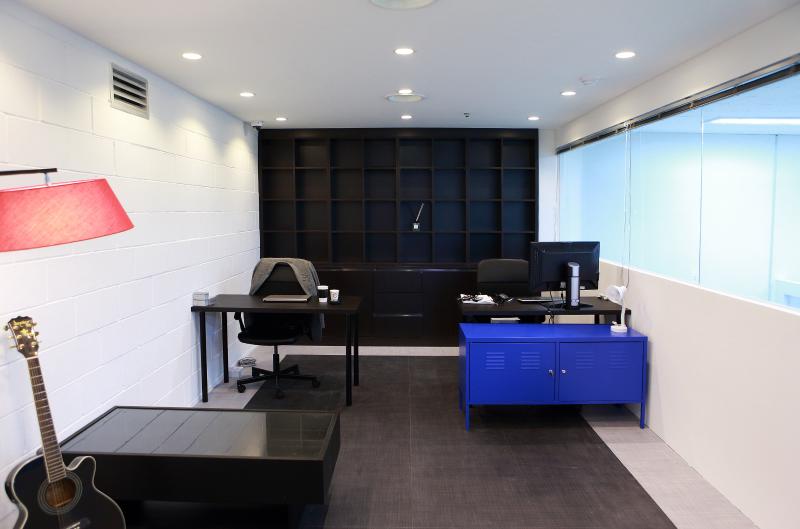 简约白诠释优雅办公空间-5