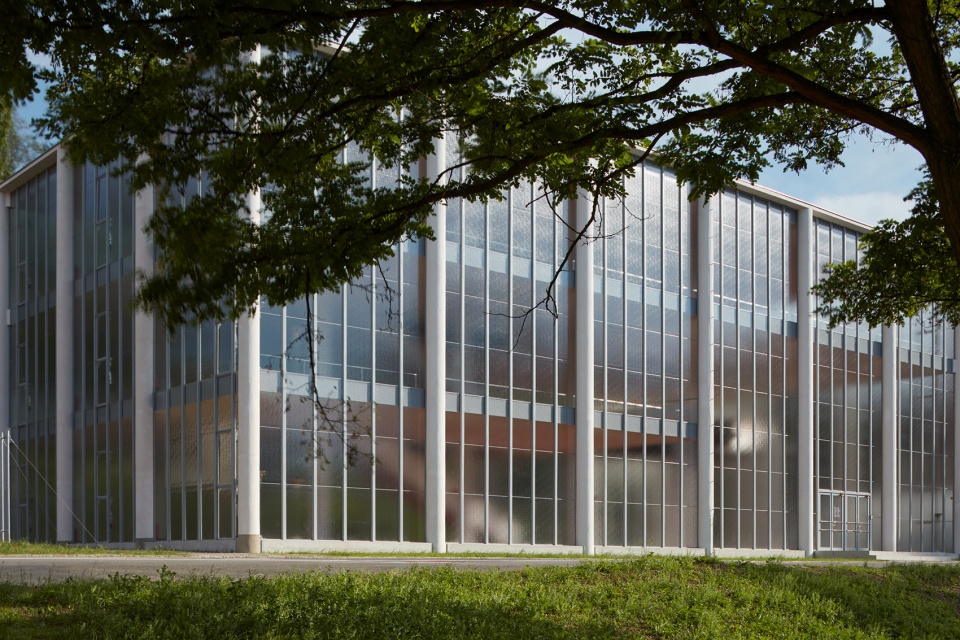 捷克 Tomáš Baťa 纪念馆改造 | 现代简约的神圣空间-8