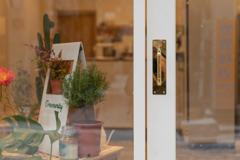 七坪空间的奇幻之旅 | 白色与木质的温馨咖啡馆-9