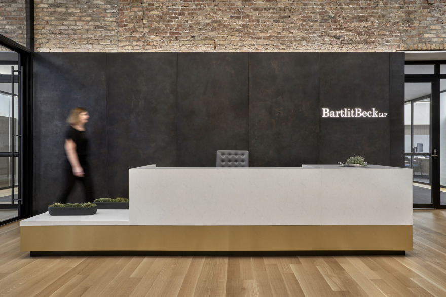 芝加哥历史建筑中的现代律师事务所办公室-6