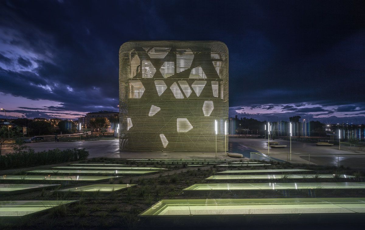 西班牙乡村大地上的悬浮会议中心-18