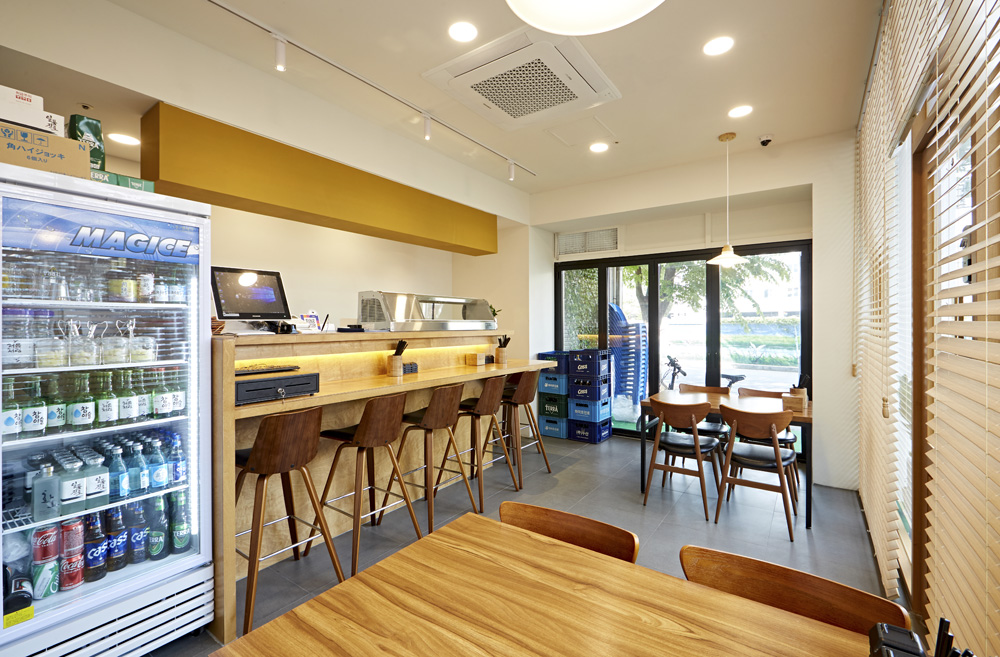 10 坪极简主义烤鱼店，品味温馨与时尚-6