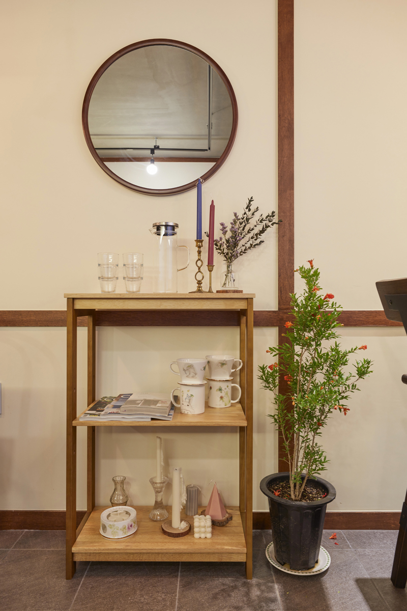 12 坪极简咖啡厅，温馨氛围中的白色与木质元素-13