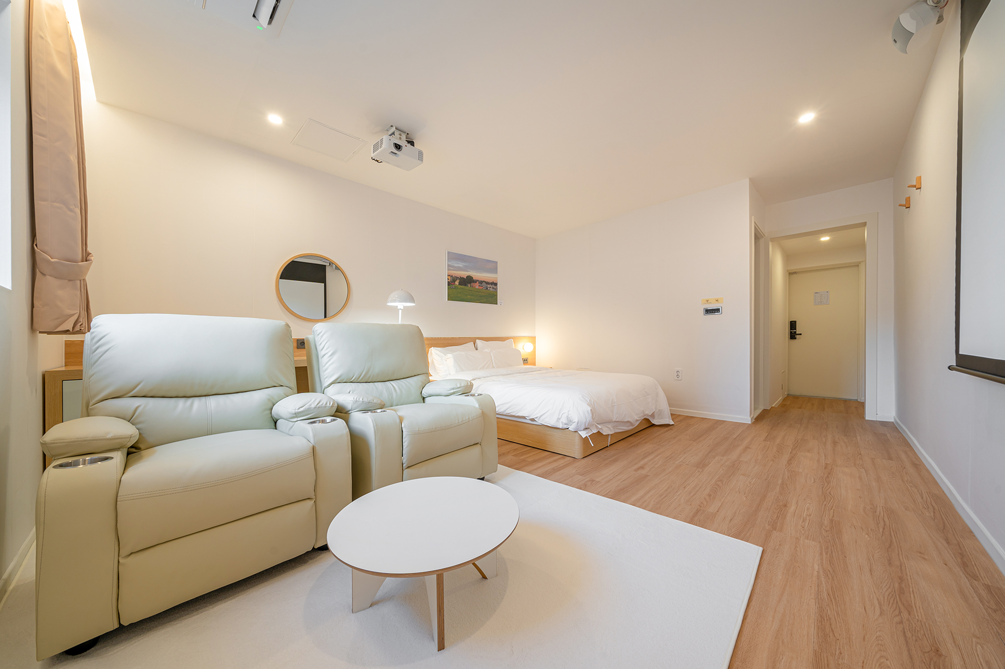 白色与木质，打造 21 间客房的极简酒店-13