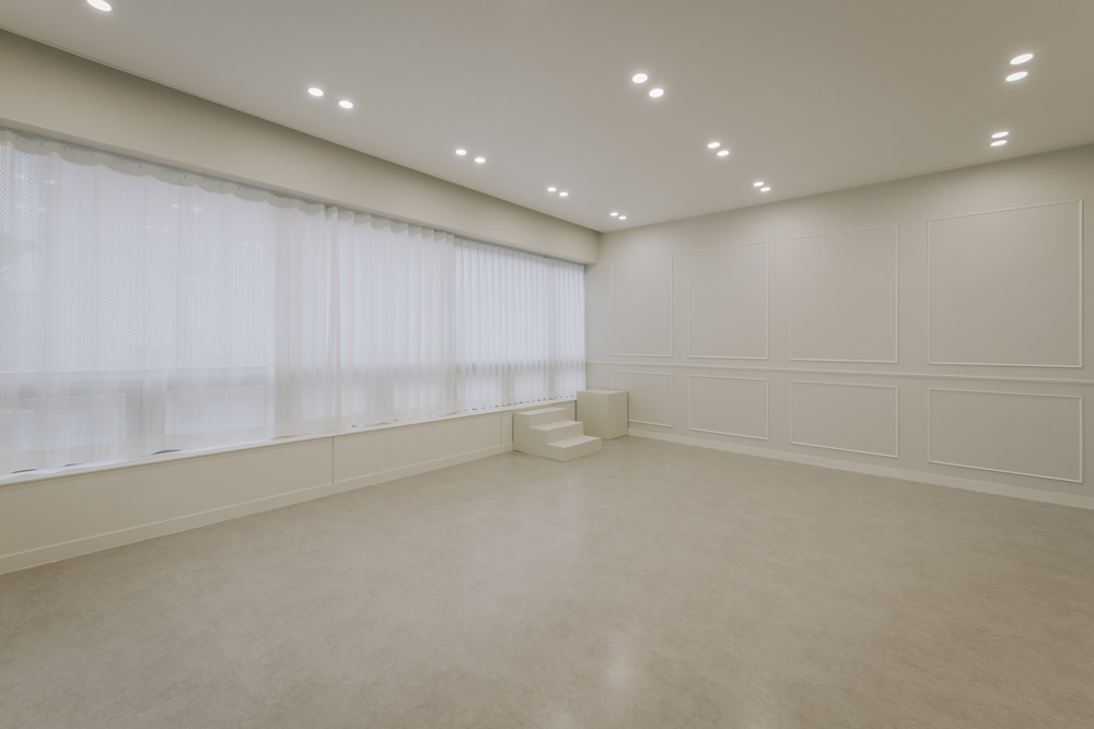 白色简约迷你办公室，60 平米的极致空间利用-6