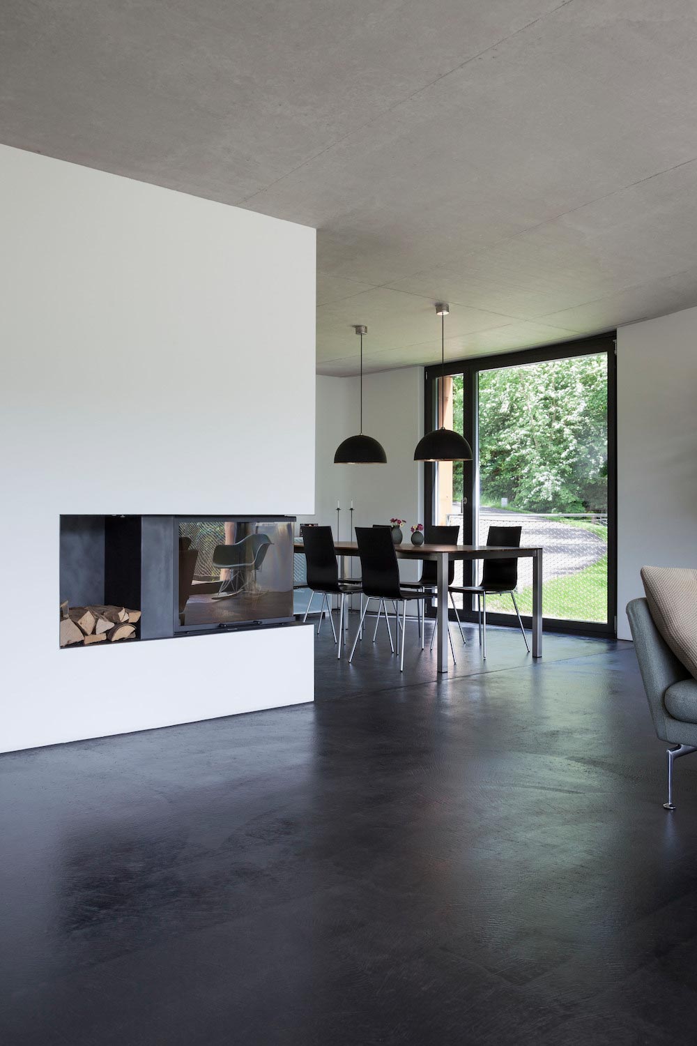 瑞士霍夫斯特滕山坡别墅，弯曲屋顶连接两层空间-13