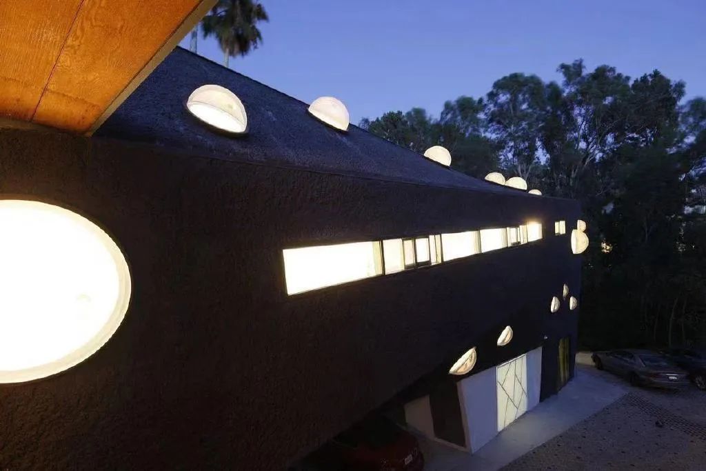 美剧《摩登家庭》里没人要的豪宅，竟然是这位世界级知名建筑师的家！儿子还是当红小鲜肉！-78