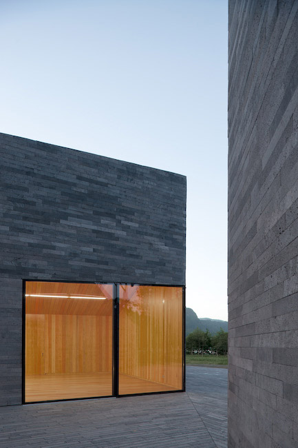 湖畔双砾，葡萄牙 / Aires Mateus-28