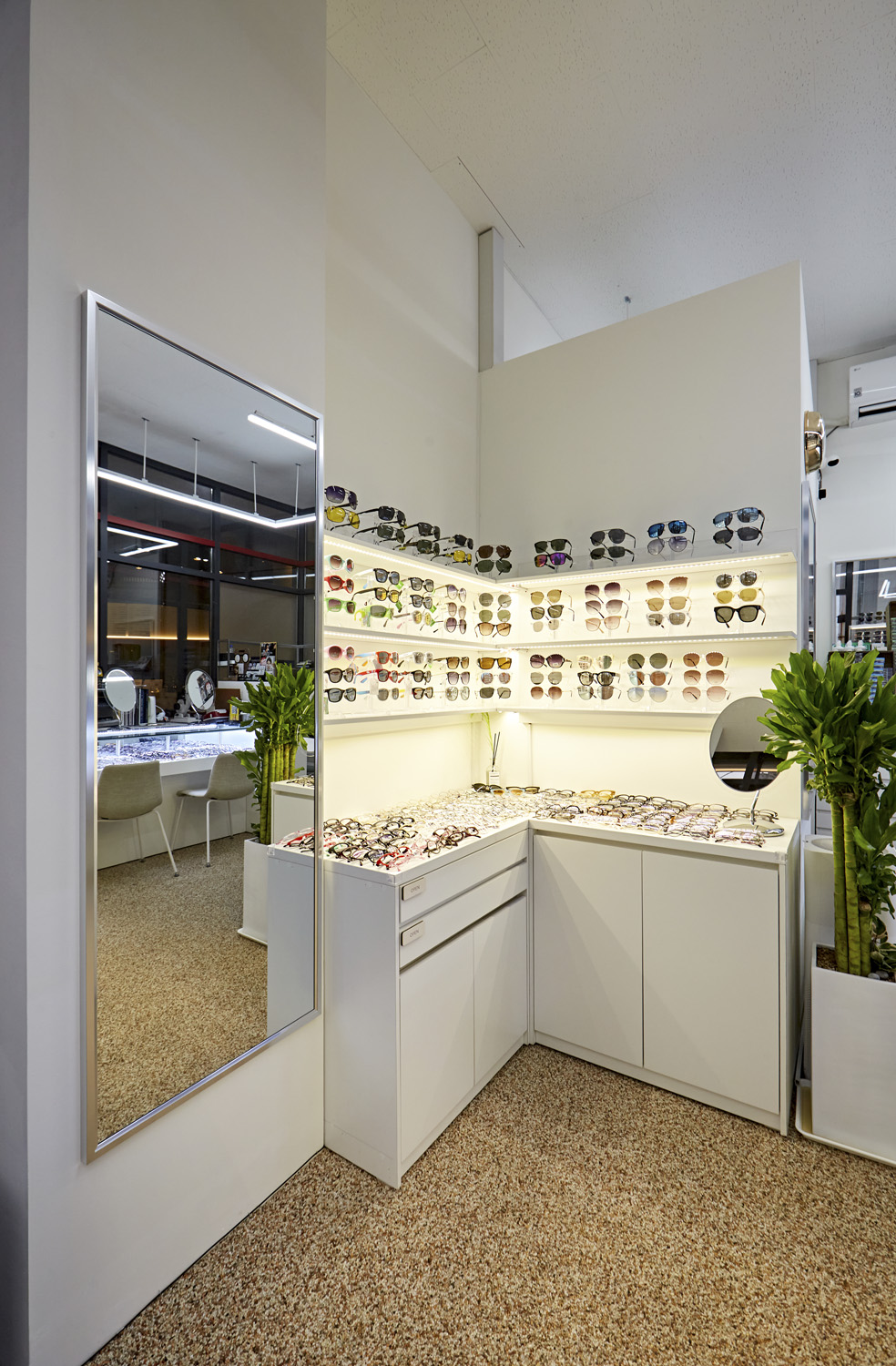 韩国 7 坪小型眼镜店，照明设计打造视觉焦点-10