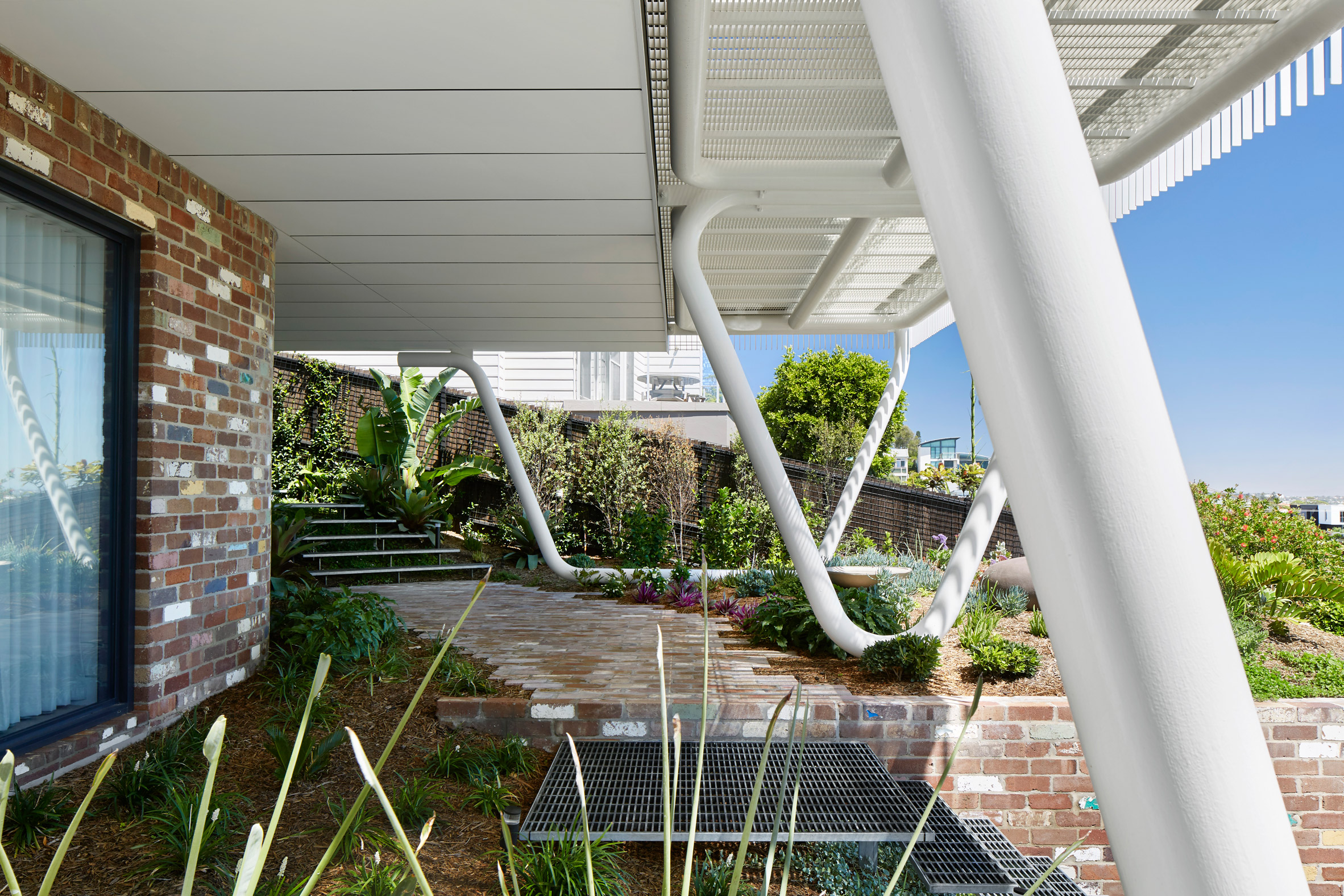 Giant "paperclips" support living spaces and balcony at New South Wales home-8