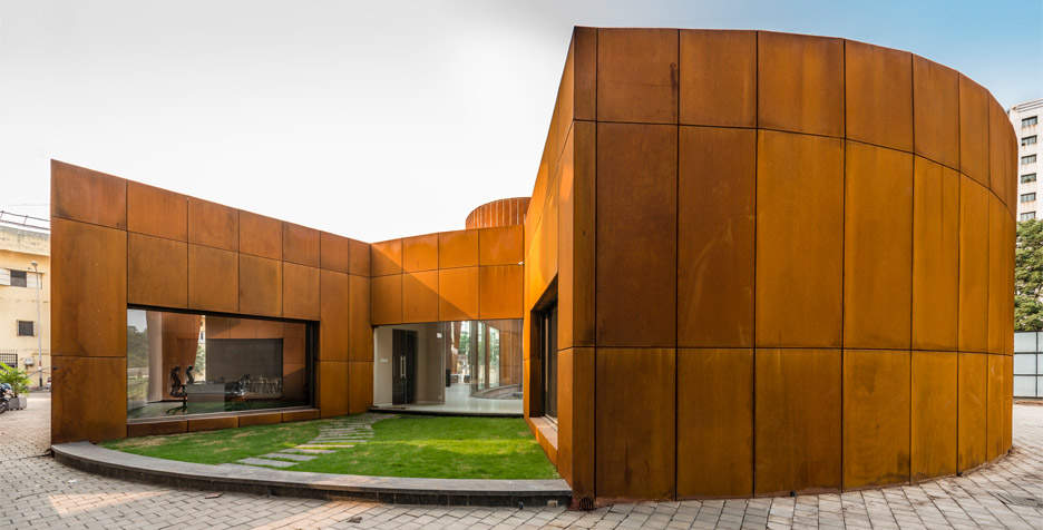 考顿钢墙屏张左右的新月状办公楼-8