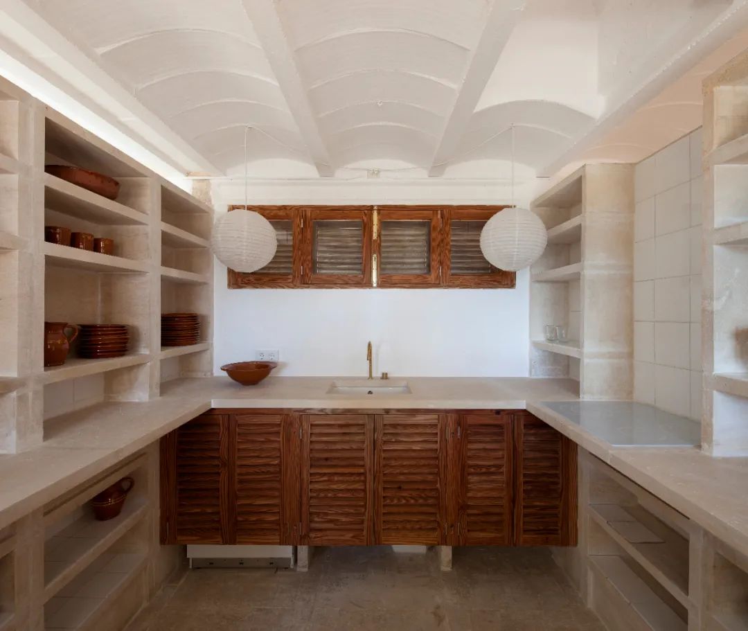 罐头清单或能利斯(具体含义需根据更多上下文来确定)丨西班牙丨约翰·伍重-44