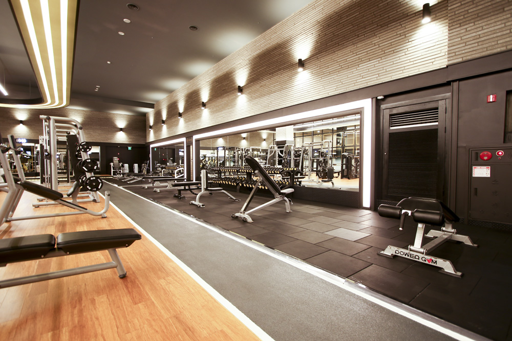 极简黑白色调 打造现代健身中心-5