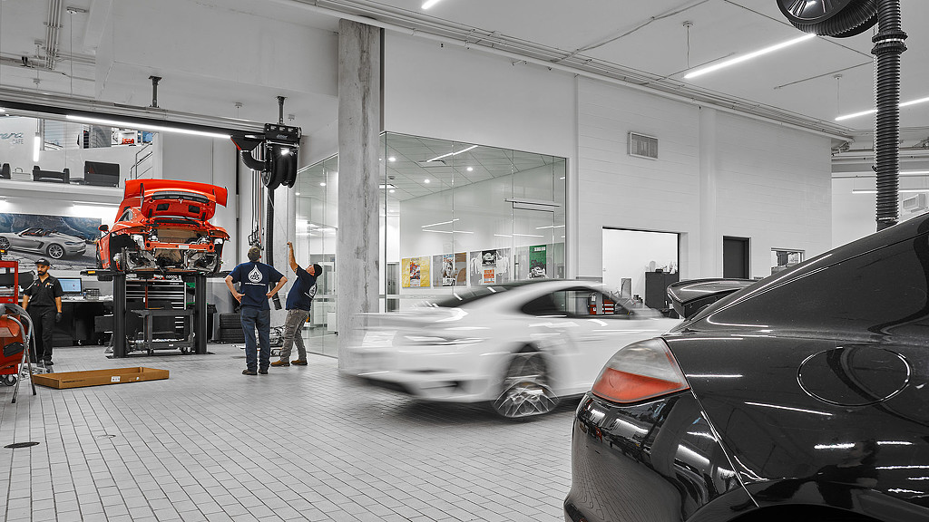 创新 Porsche 经销商 | 多层建筑展示奢华汽车品牌精神-4