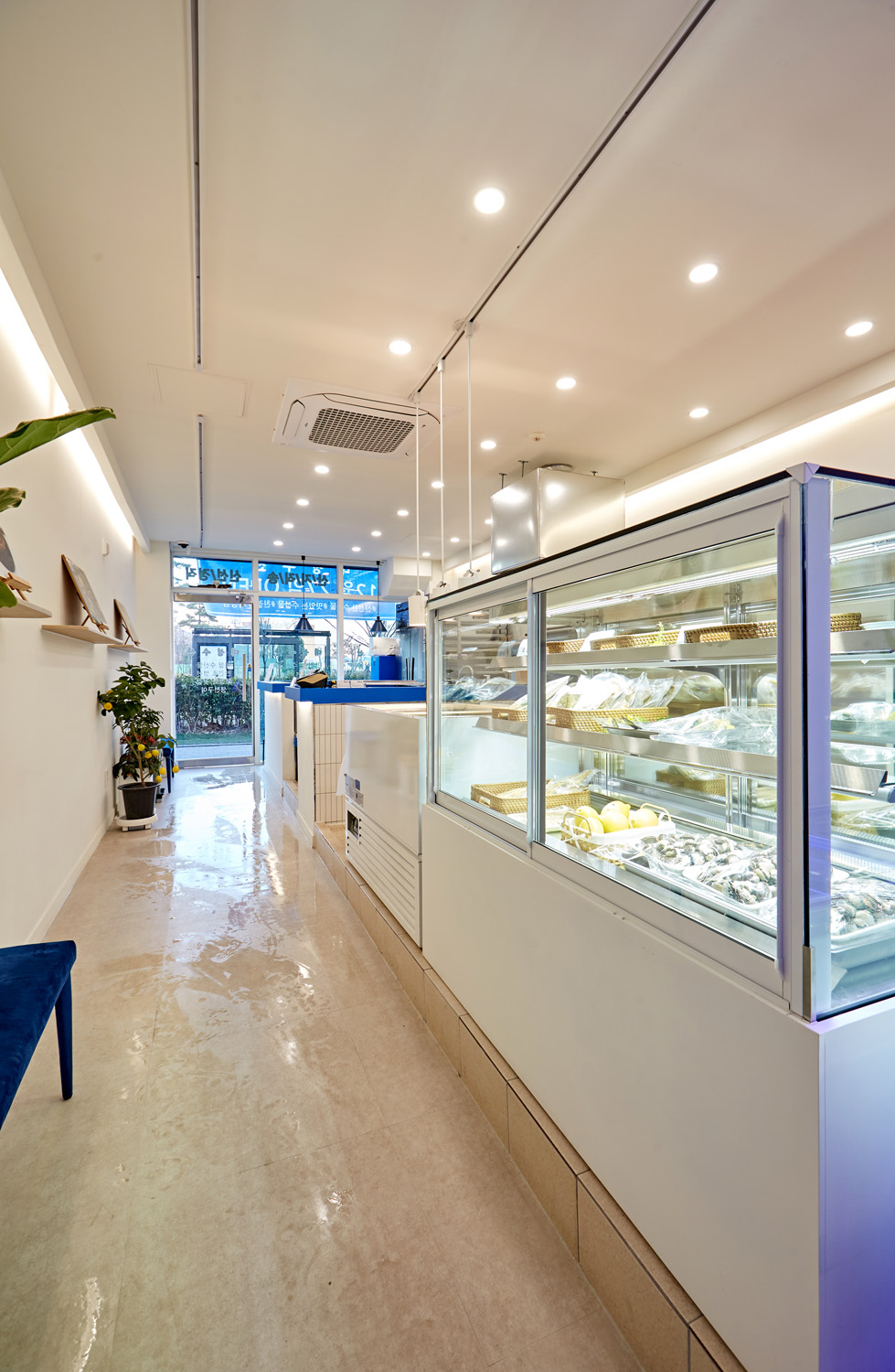 11 坪白色极简主义海鲜餐厅设计-13