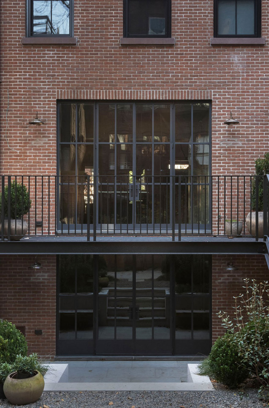 纽约西村历史悠久的褐石建筑的优雅改造-12